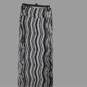 Apt 9 Long body fitting skirt size M with front slit Black and White Comfortable